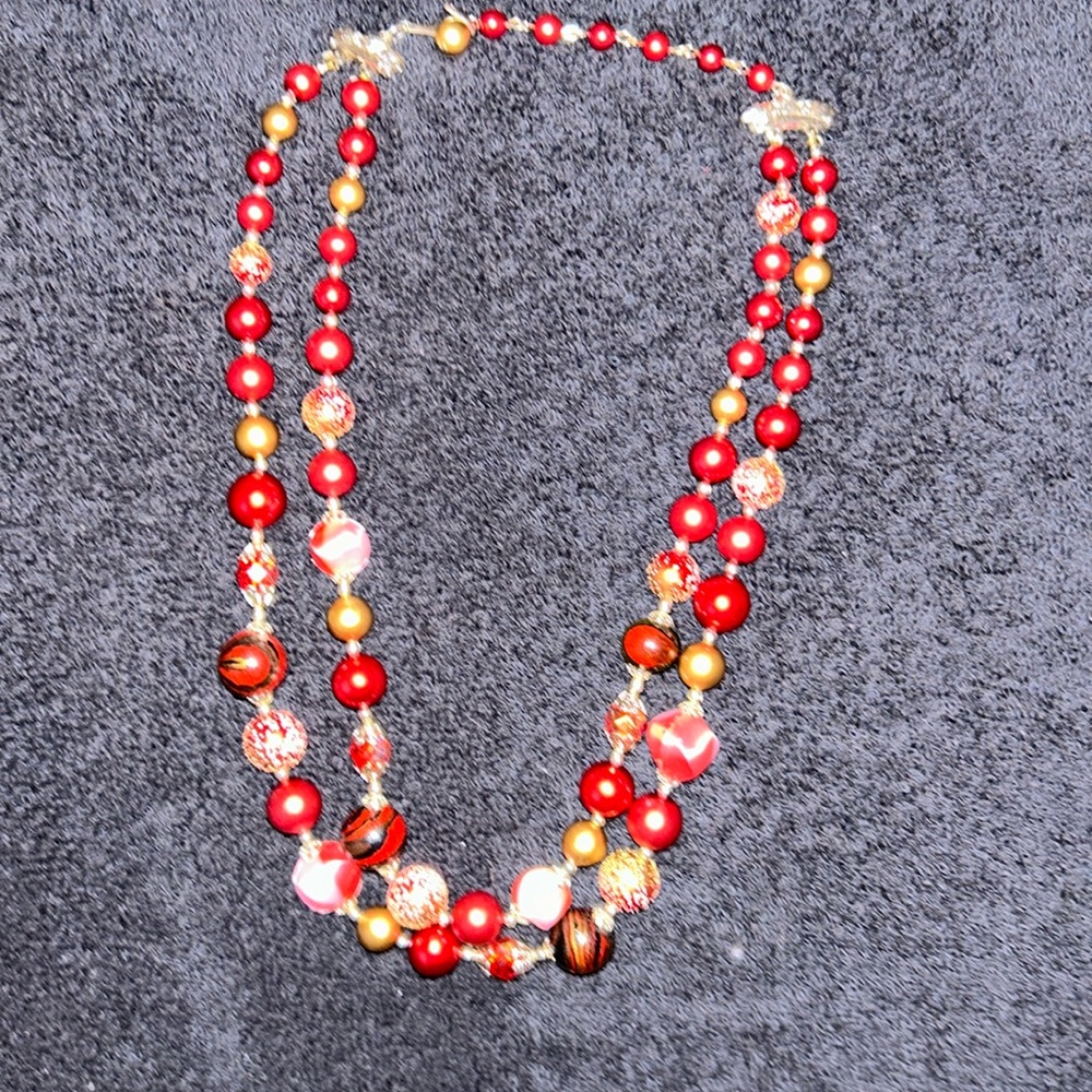 Vintage two layered beaded pearl necklace with a silver gold class
